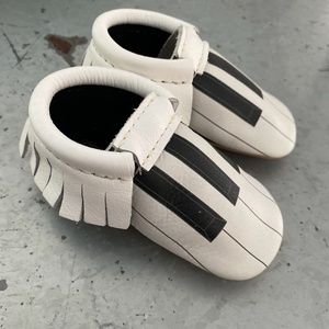 Freshly Picked Piano Moccs Size 4